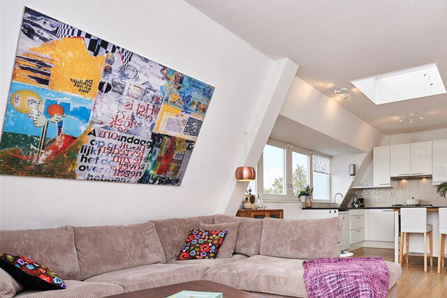 Schilderij aan een schuine wand gemonteerd van Wallstars